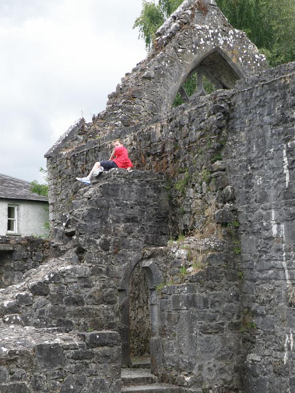 20100802e Kinderlijke interesse in abdij ruine.JPG